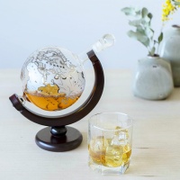 Декантер для виски с деревянной подставкой 'Globe' Balvi  фото, kupilegko.ru