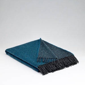 Reversible Larkspur Плед McNutt of Donegal  фото, kupilegko.ru